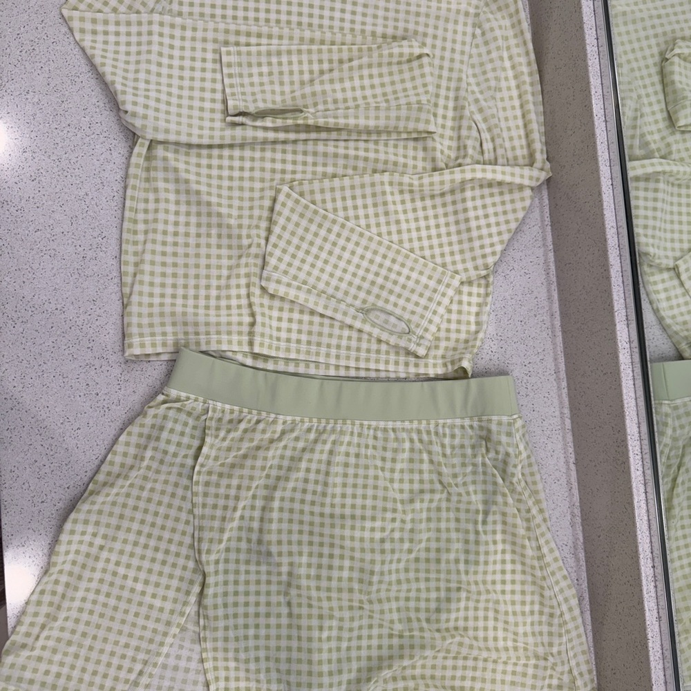ALO Yoga women’s Athletic set in Light Green Gingham